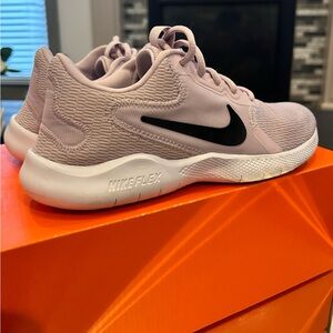 NIKE FLEX EXPERIENCE RN 9. Women’s size 6. Gently worn, in original box.